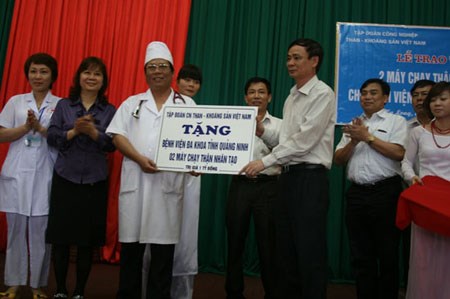 Tập đoàn Vinacomin trao tặng Bệnh viện đa khoa tỉnh Quảng Ninh