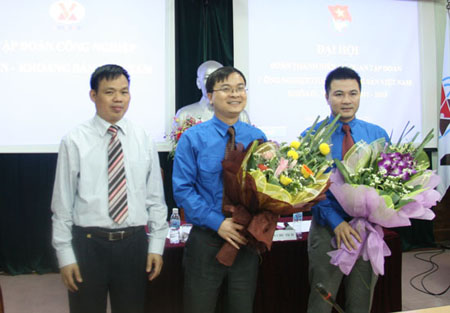Đồng chí Nguyễn Văn Hải tặng hoa chia tay Ban chấp hành khóa III